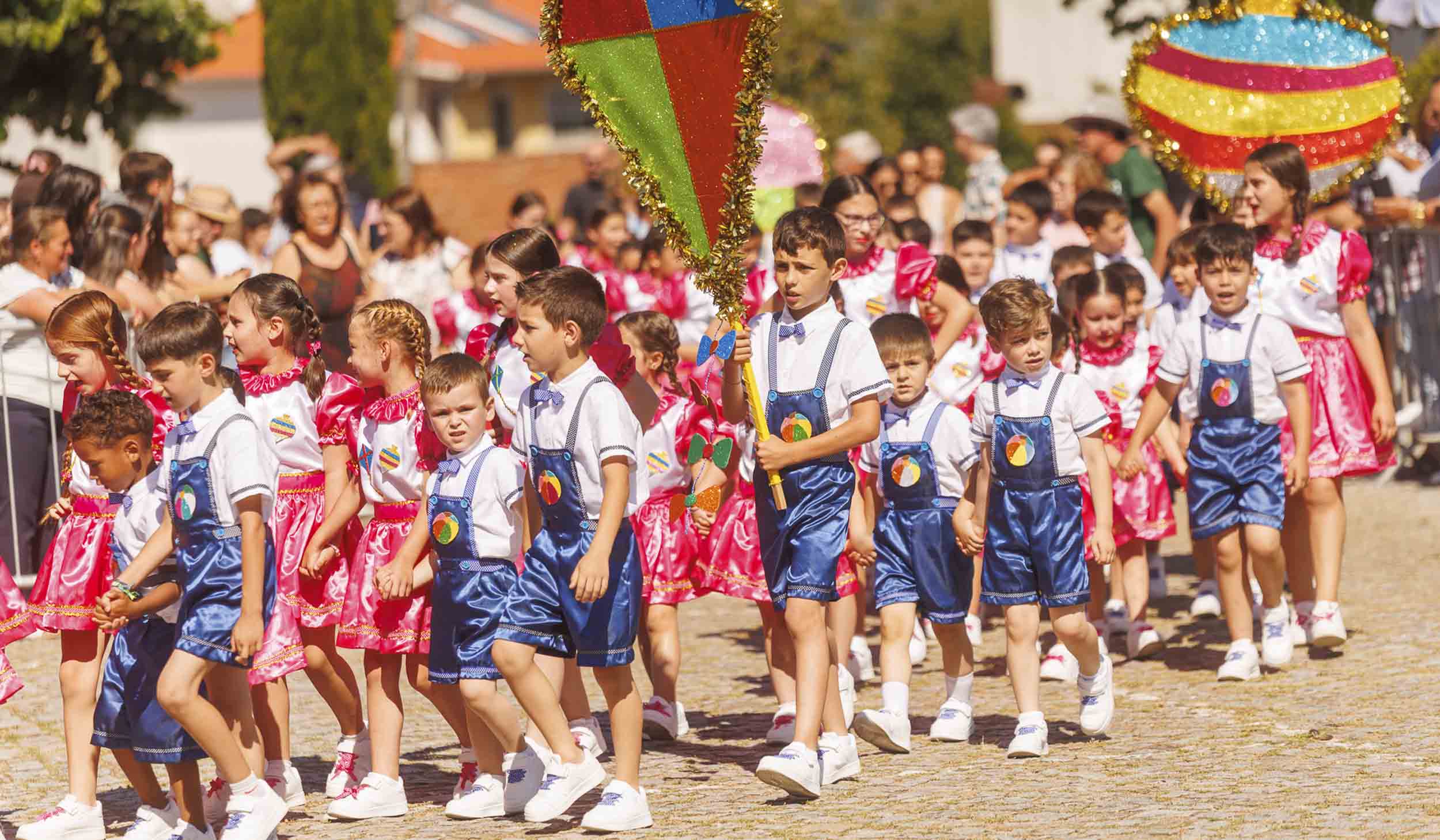 Alegria, cor, tradição e muita emoção marcaram o arranque das Festas do Concelho em Honra de São João!