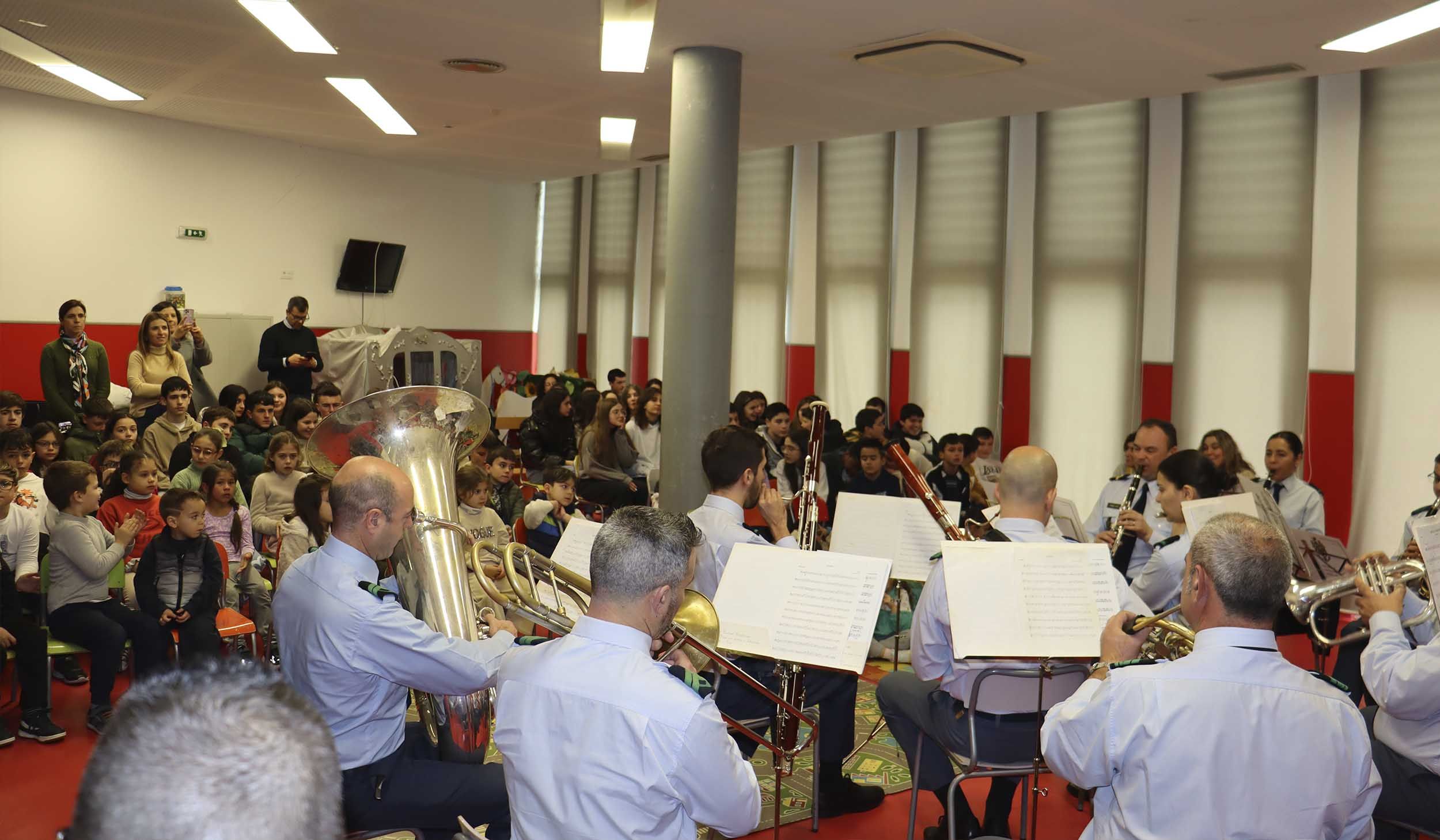 Banda Marcial da GNR do Porto faz demonstração no Centro Escolar de Tarouquela