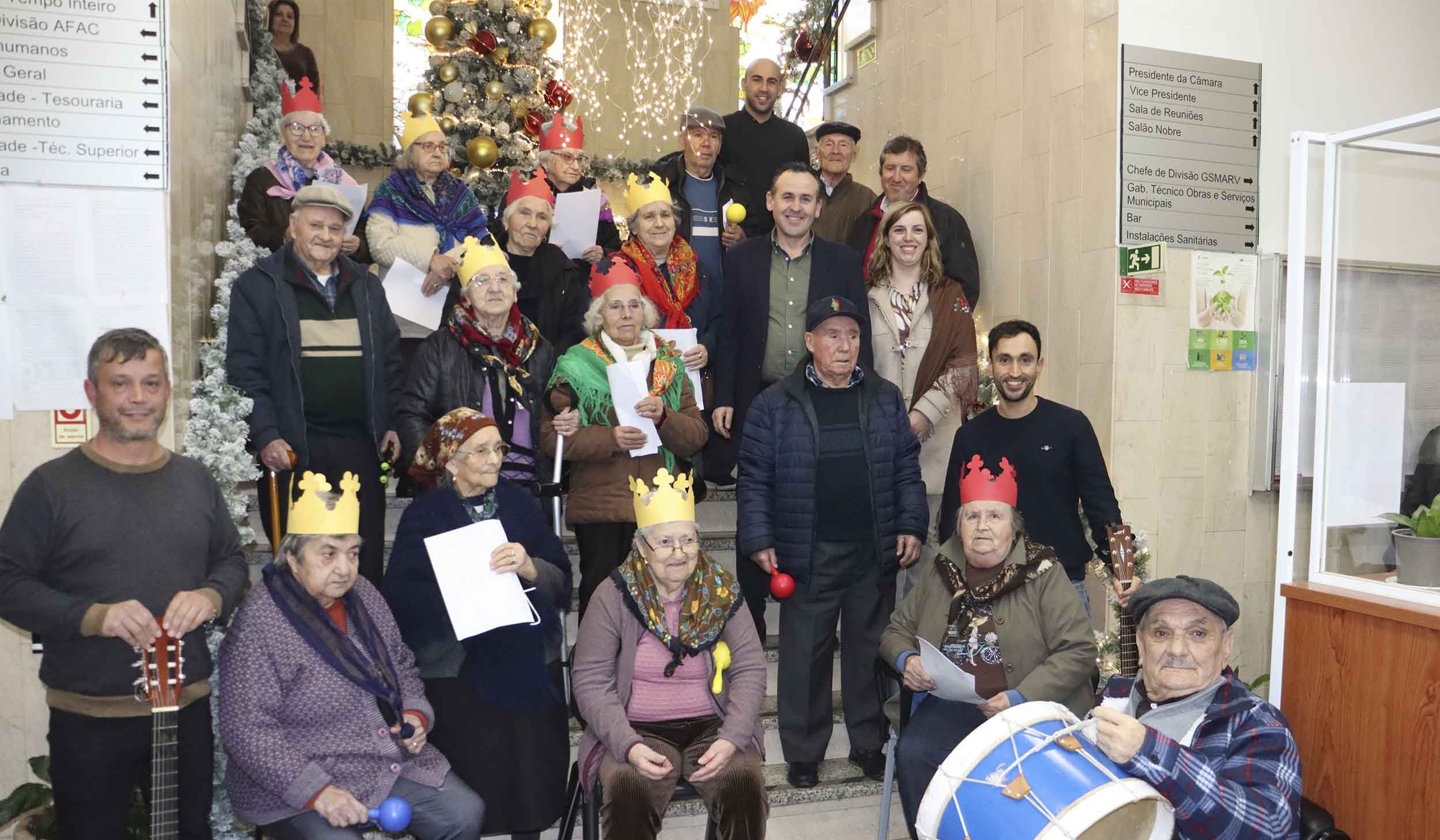 Utentes da Santa Casa da Misericórdia de Cinfães Cantam as Janeiras na Câmara Municipal