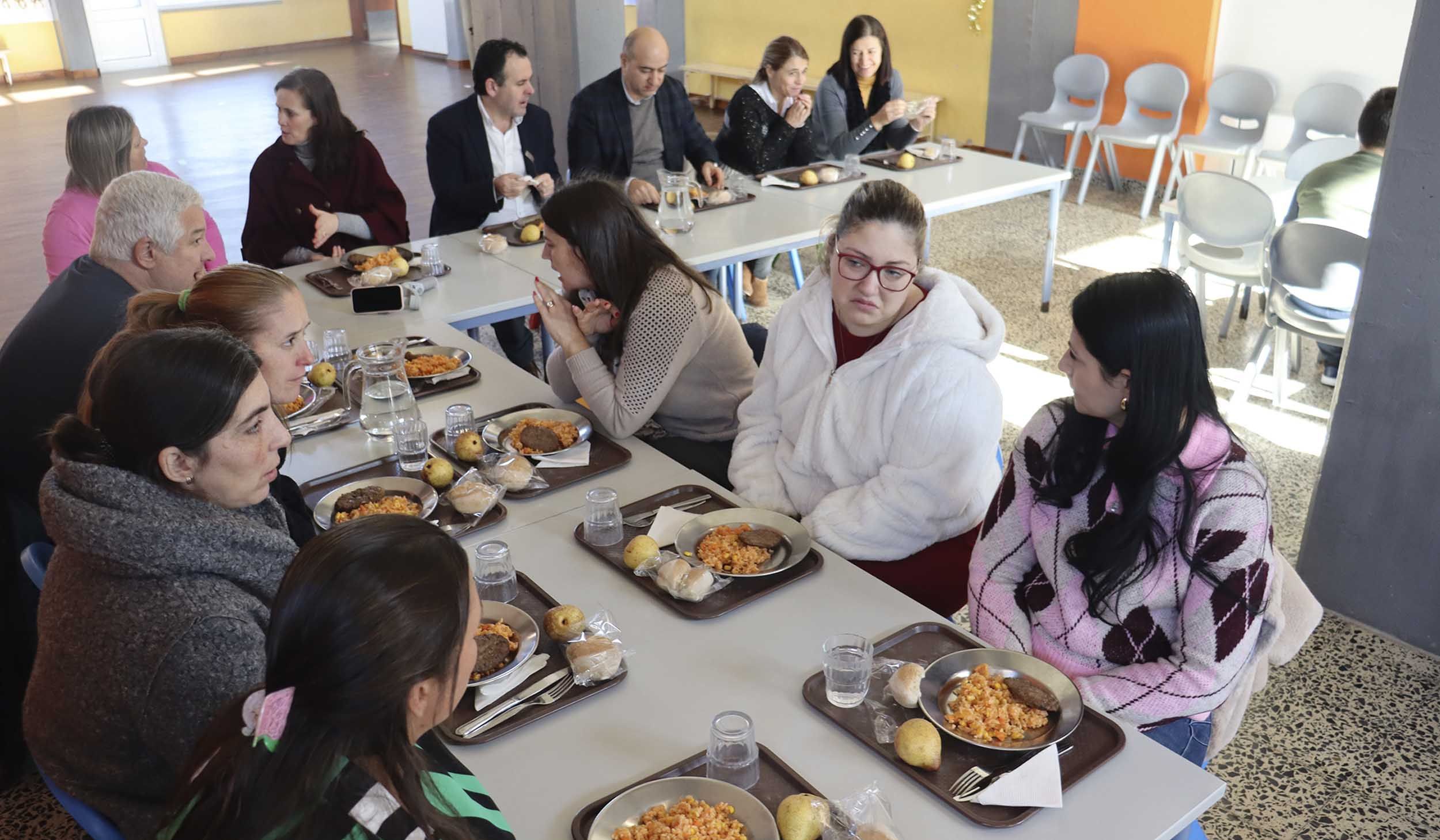 Refeições escolares gratuitas para todas as crianças do pré-escolar até ao 4º ano
